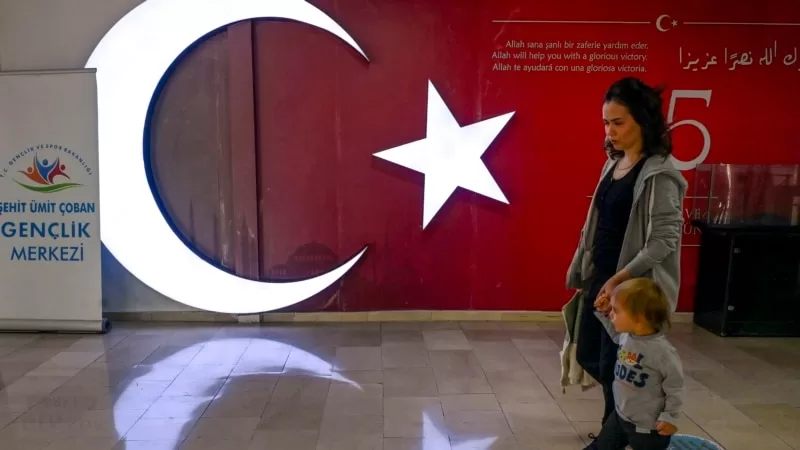 Siyasi parti liderleri ve adaylar oylarını kullanıyor