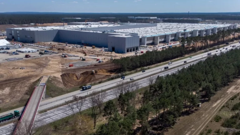 Elektrik direğinde çıkan yangının ardından Tesla fabrikasında üretim durma noktasına geldi