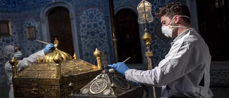 Topkapı Sarayı Mukaddes Emanetler Dairesi yeni sergileme düzeniyle ziyaretçilerini bekliyor