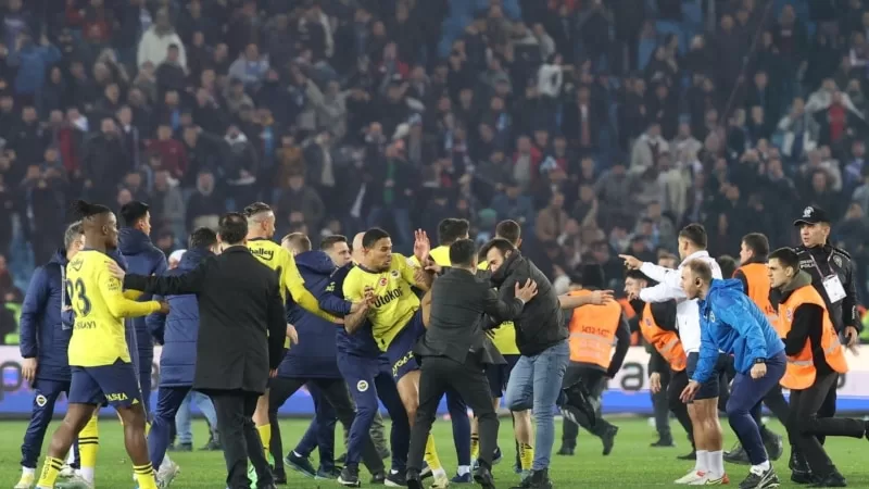 Trabzon’daki şiddete Fenerbahçe’den sert tepki; Ali Koç’tan “Olağanüstü Genel Kurul’da ligden çekilebiliriz” mesajı