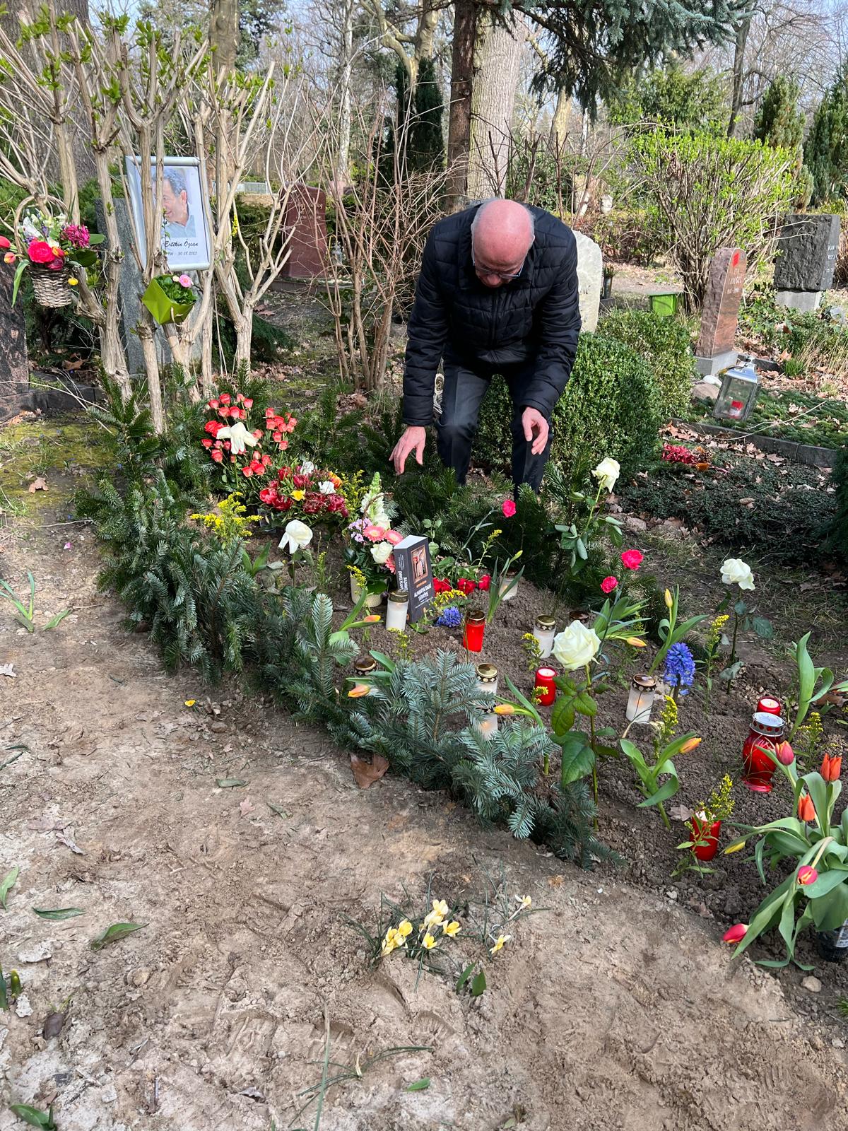 Dr. Ertekin Özcan, gözyaşları arasında doğum gününde anıldı