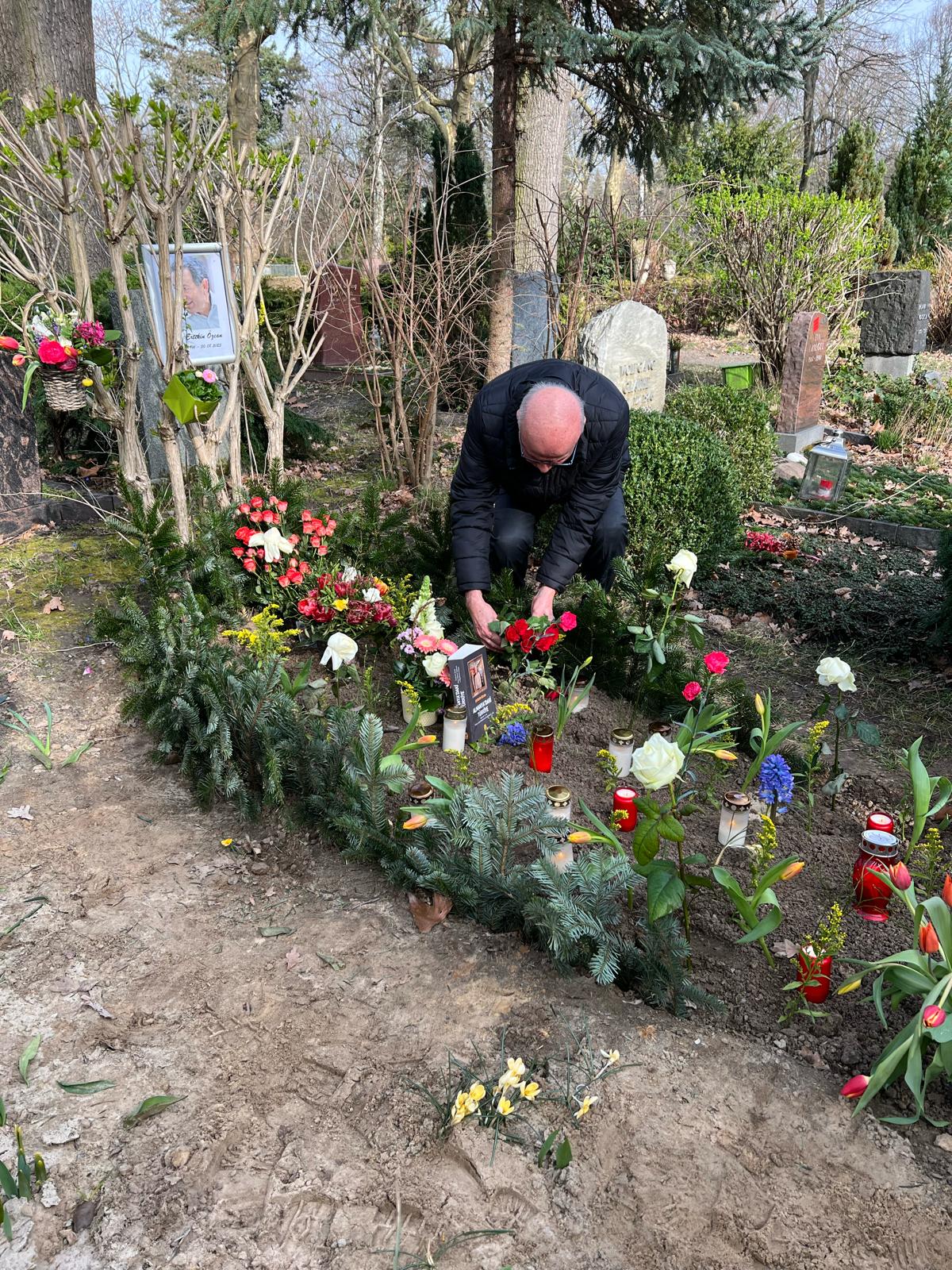 Dr. Ertekin Özcan, gözyaşları arasında doğum gününde anıldı