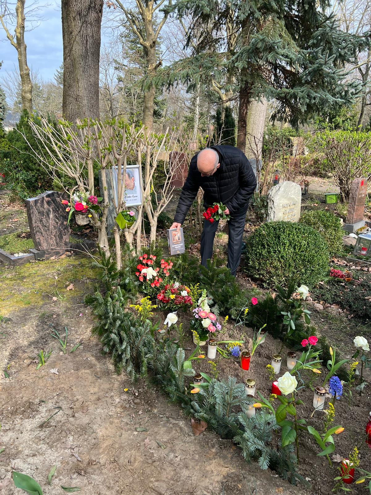 Dr. Ertekin Özcan, gözyaşları arasında doğum gününde anıldı