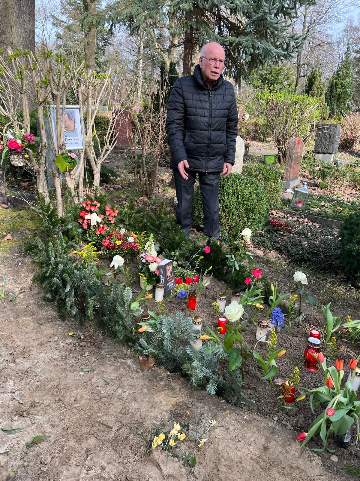 Dr. Ertekin Özcan, gözyaşları arasında doğum gününde anıldı