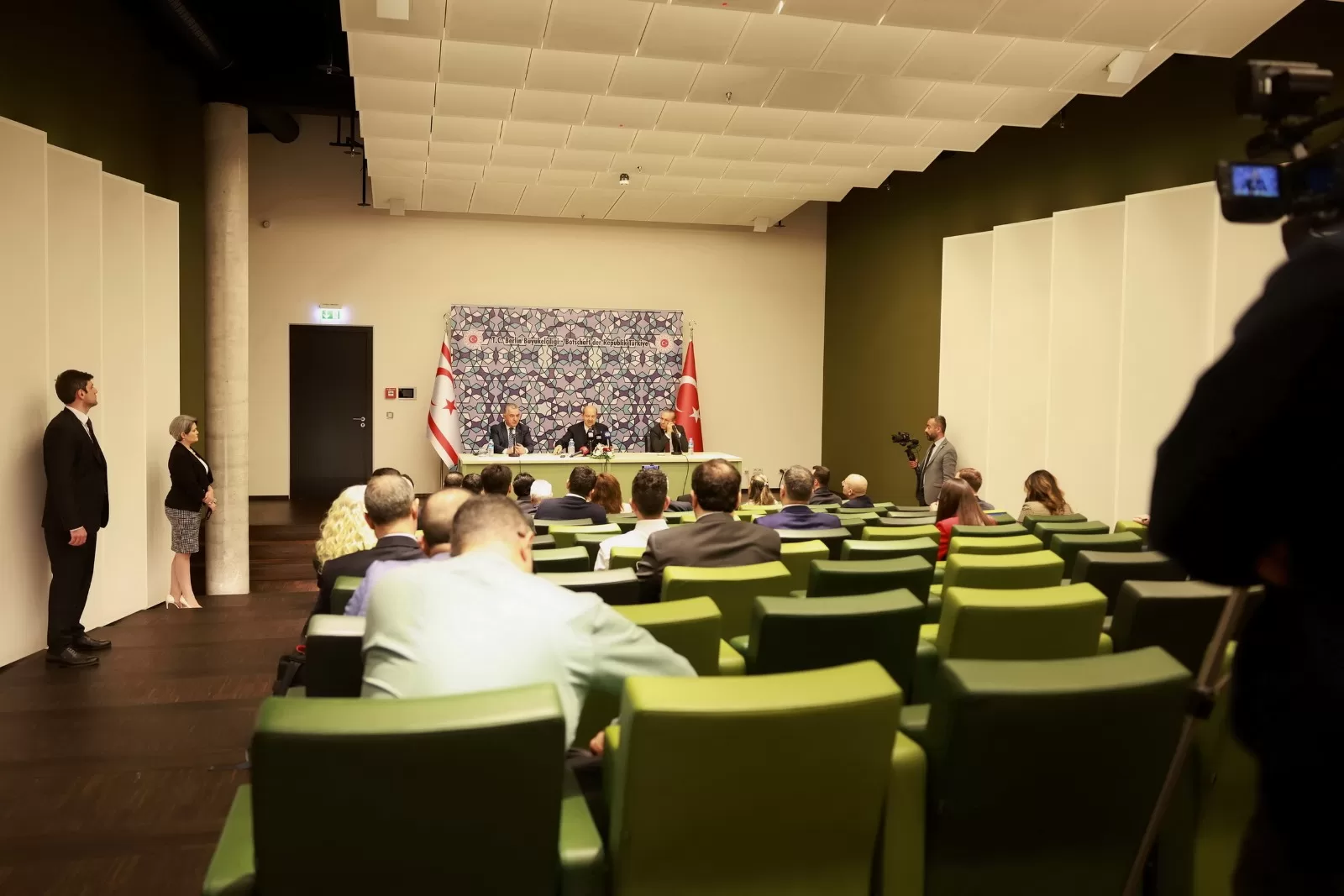 Tatar, Kıbrıs meselesinde eşitlik temelinde iki devletli çözüm istediklerini belirtti