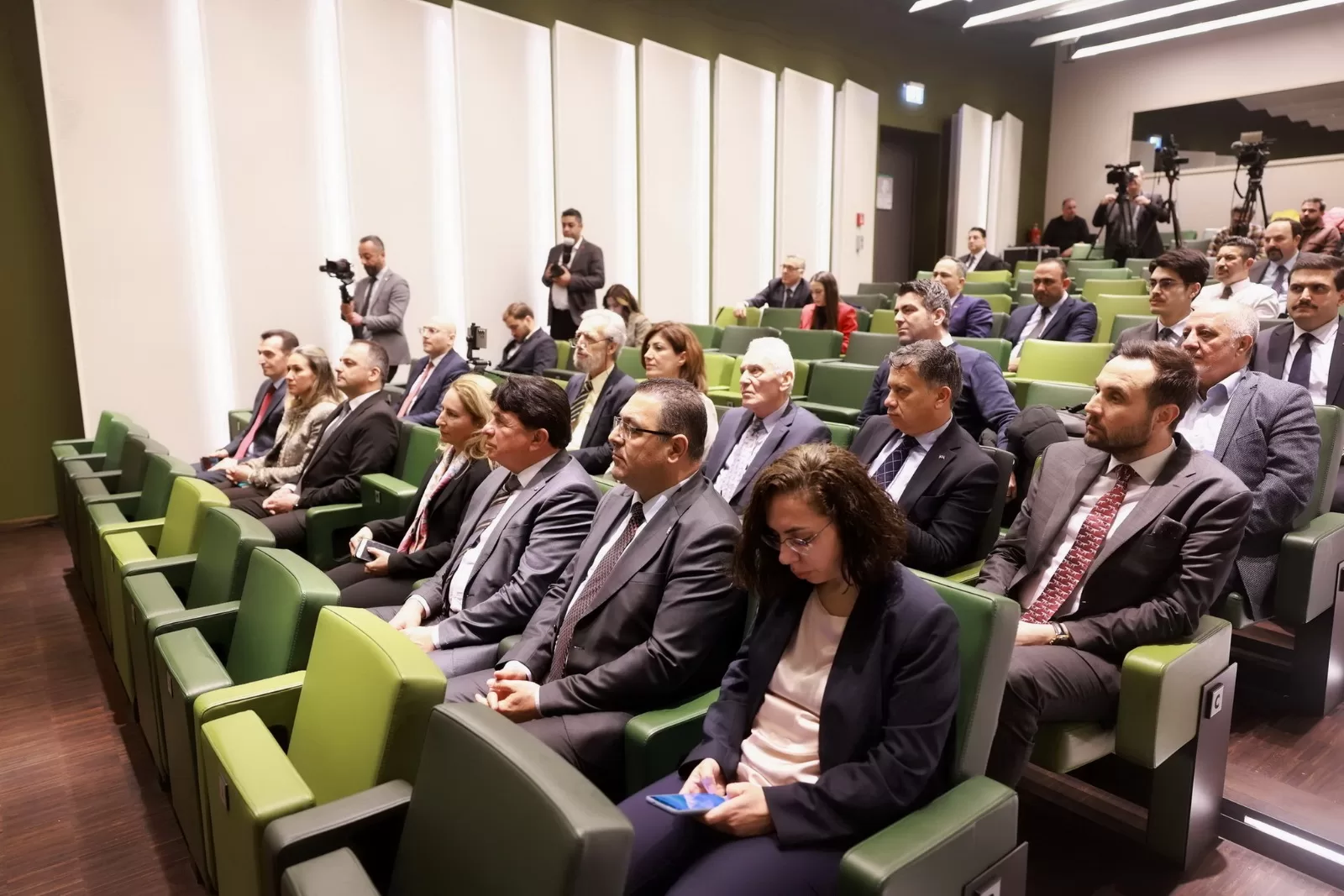 Tatar, Kıbrıs meselesinde eşitlik temelinde iki devletli çözüm istediklerini belirtti