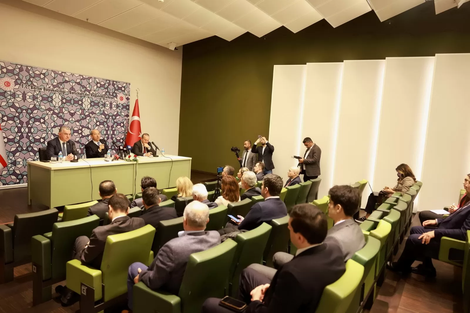 Tatar, Kıbrıs meselesinde eşitlik temelinde iki devletli çözüm istediklerini belirtti