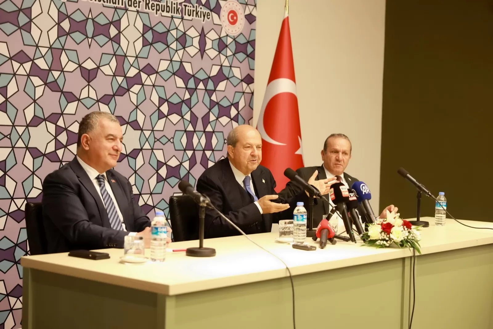 Tatar, Kıbrıs meselesinde eşitlik temelinde iki devletli çözüm istediklerini belirtti