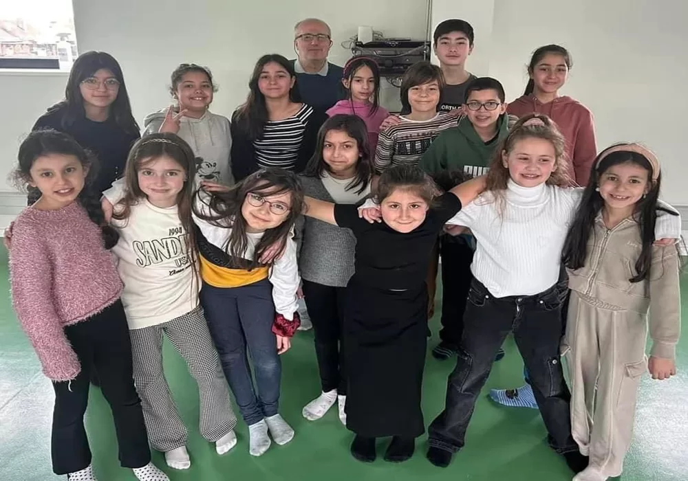 DİL BAYRAĞIMIZ TÜRKÇE BRÜKSEL’DE TİYATRO SAHNESİNDE DALGALANACAK