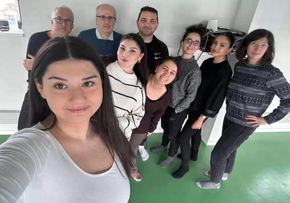 DİL BAYRAĞIMIZ TÜRKÇE BRÜKSEL’DE TİYATRO SAHNESİNDE DALGALANACAK