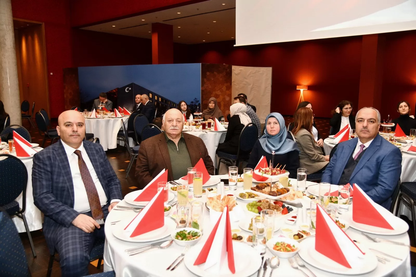 Berlin Başkonsolosu İlker Okan Şanlı İftar Yemeği verdi