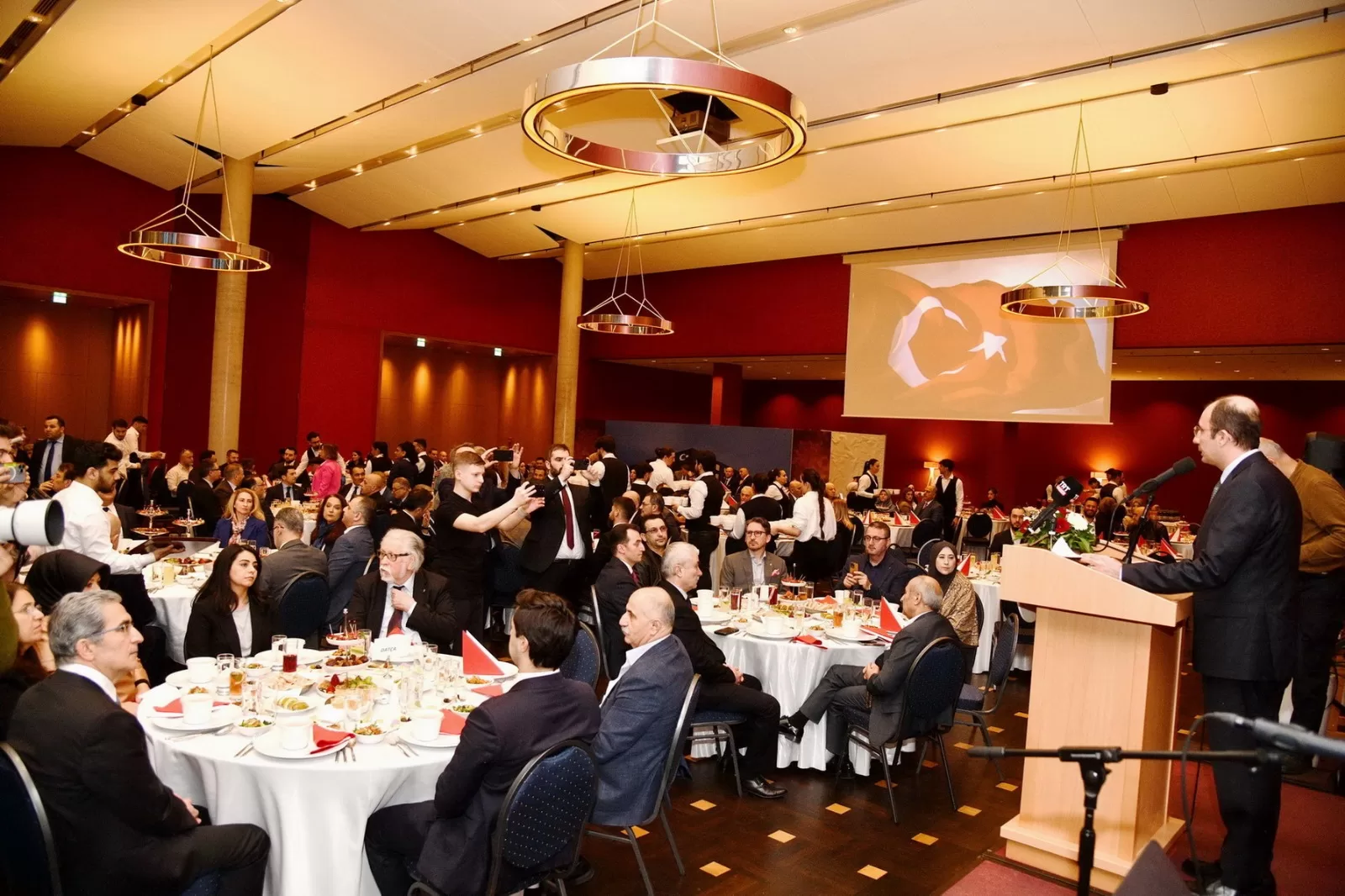 Berlin Başkonsolosu İlker Okan Şanlı İftar Yemeği verdi