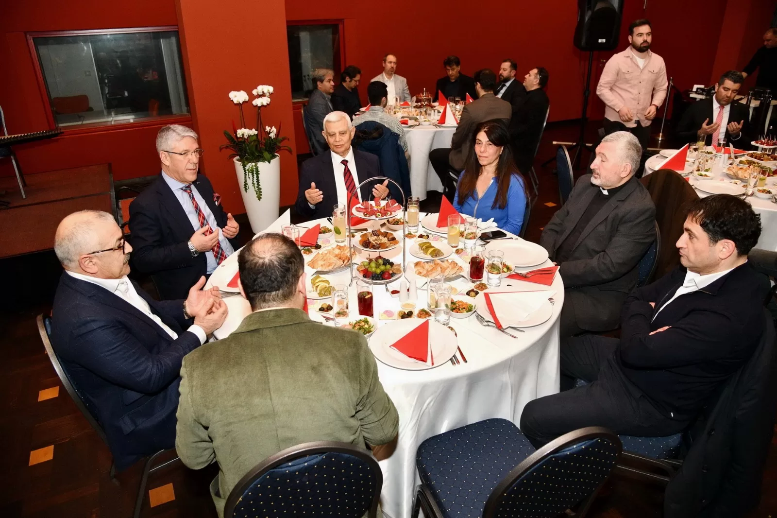 Berlin Başkonsolosu İlker Okan Şanlı İftar Yemeği verdi