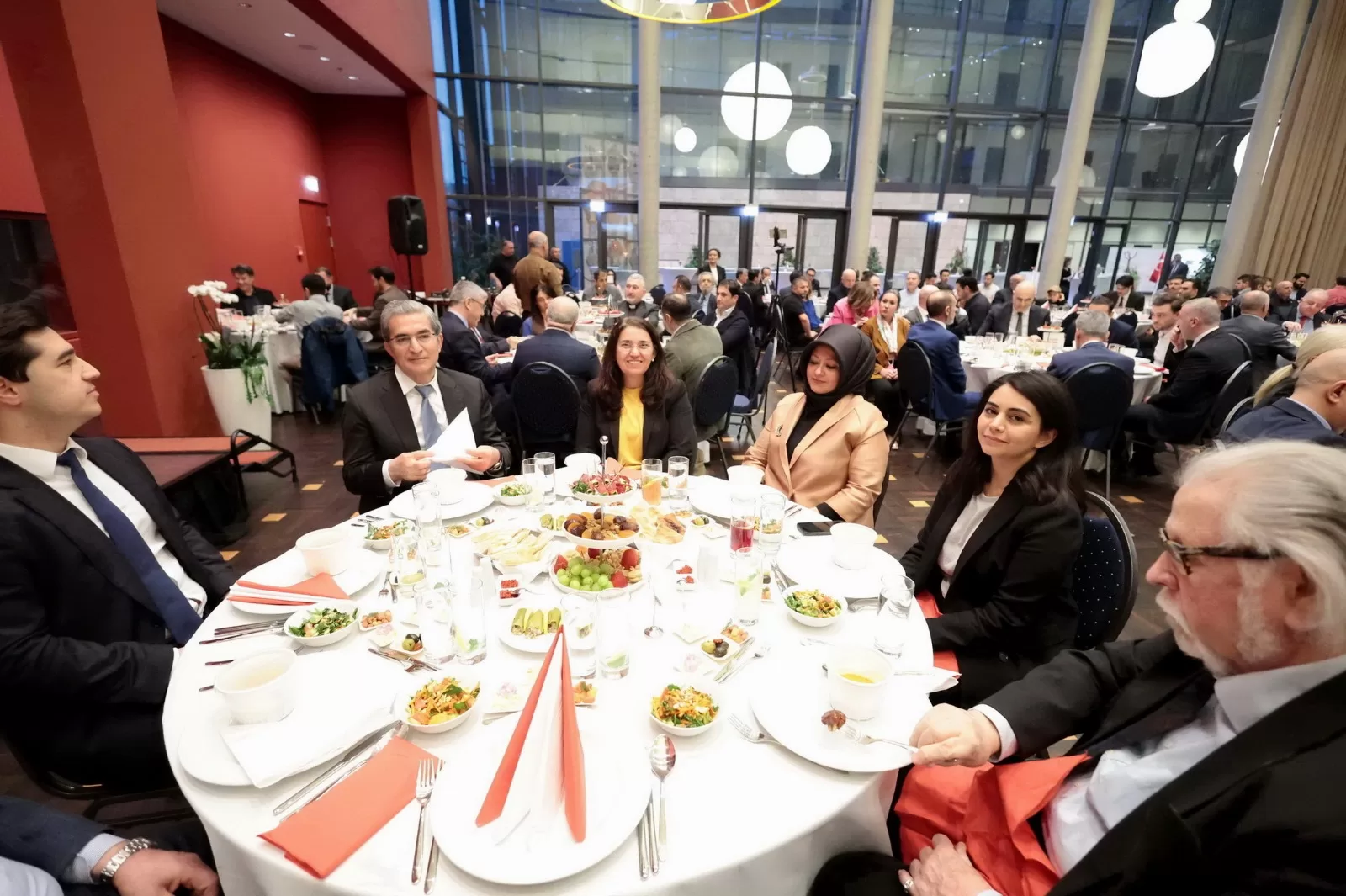 Berlin Başkonsolosu İlker Okan Şanlı İftar Yemeği verdi
