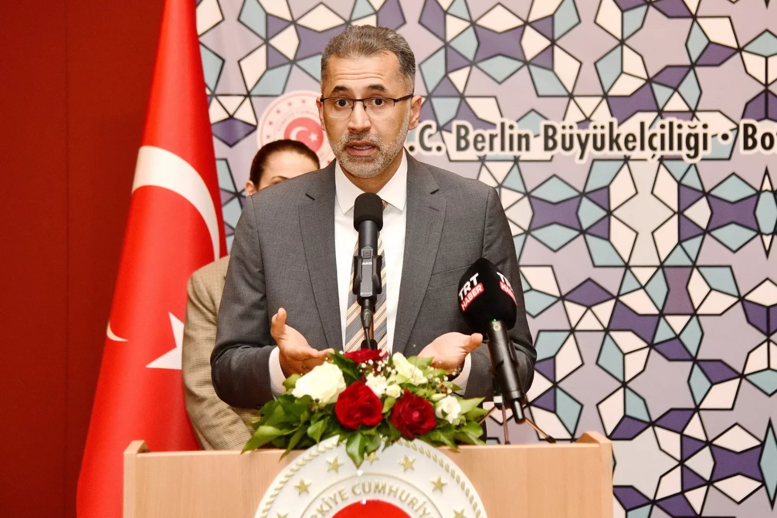 Berlin Başkonsolosu İlker Okan Şanlı İftar Yemeği verdi