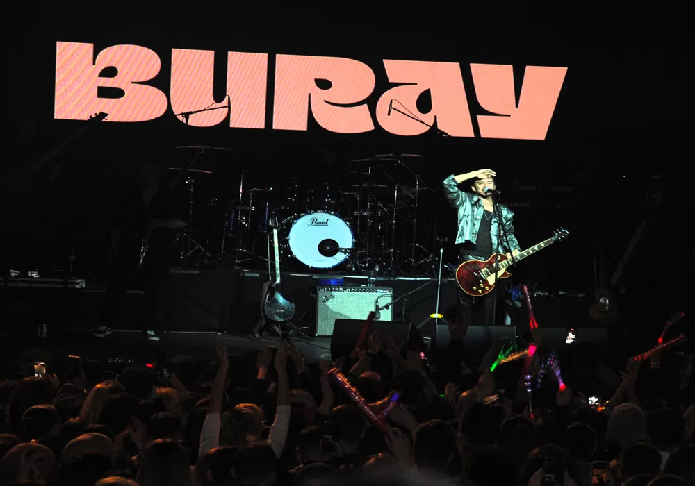 Buray Hamburg`u salladı