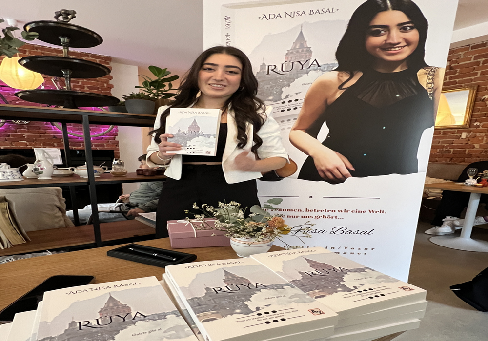 Önce kitabını tanıttı sonra kemaı ile konser verdi
