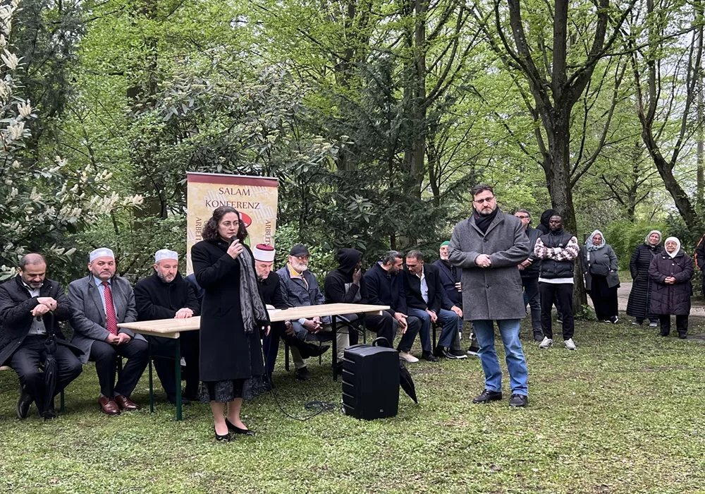 Almanya`da Arife gününde toplu kabir ziyaret yapıldı