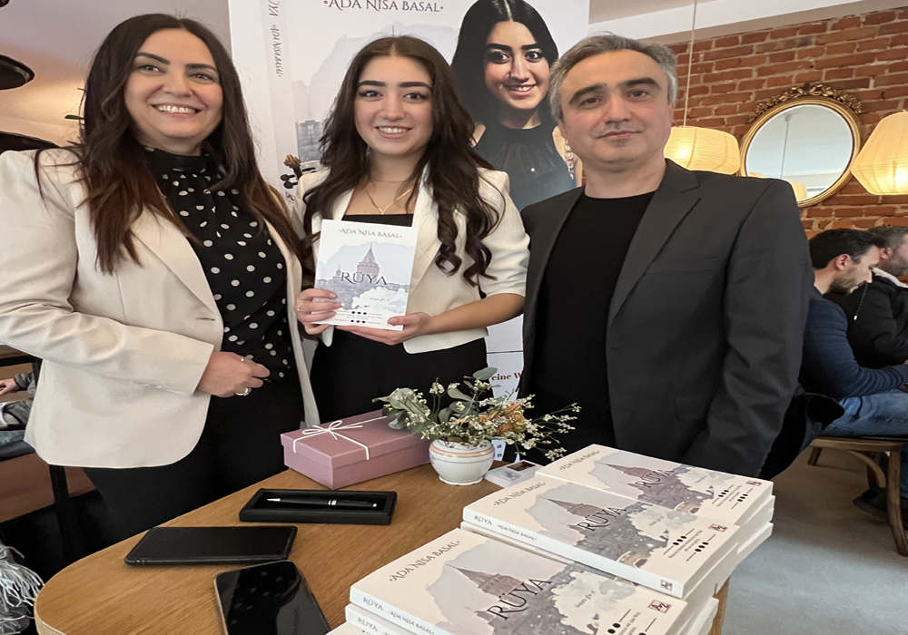 Önce kitabını tanıttı sonra kemaı ile konser verdi