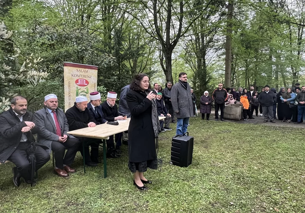 Almanya`da Arife gününde toplu kabir ziyaret yapıldı