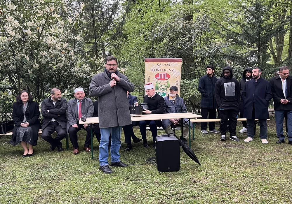 Almanya`da Arife gününde toplu kabir ziyaret yapıldı