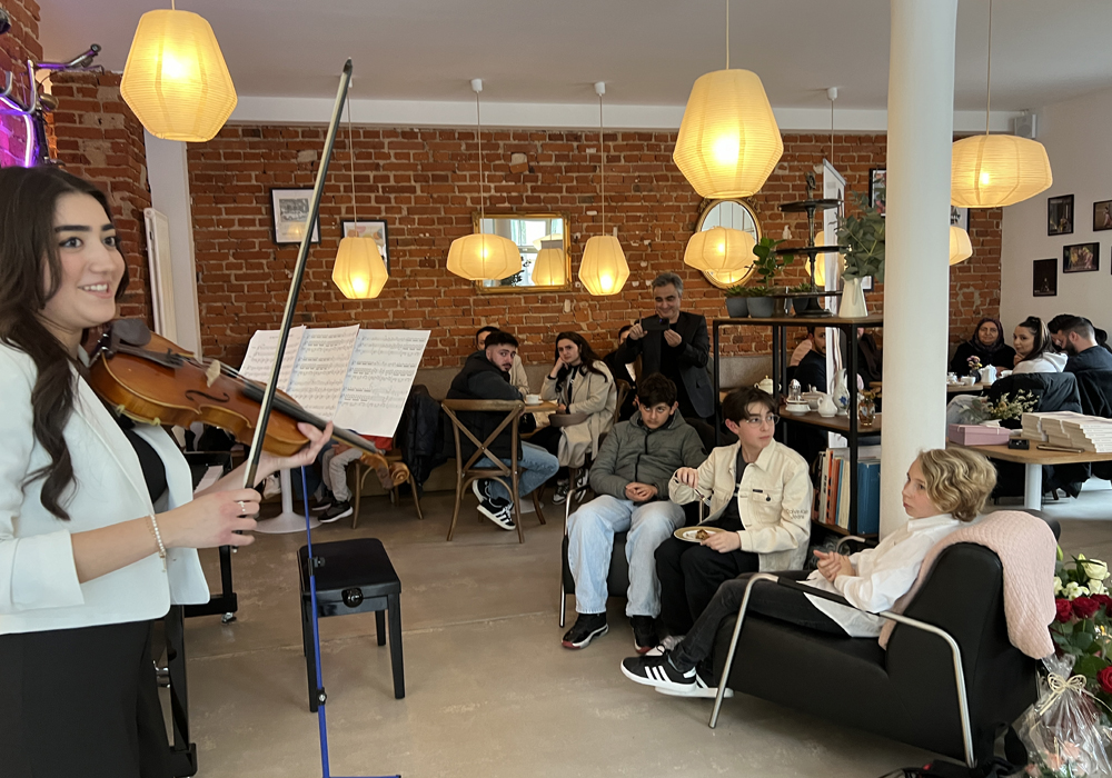 Önce kitabını tanıttı sonra kemaı ile konser verdi