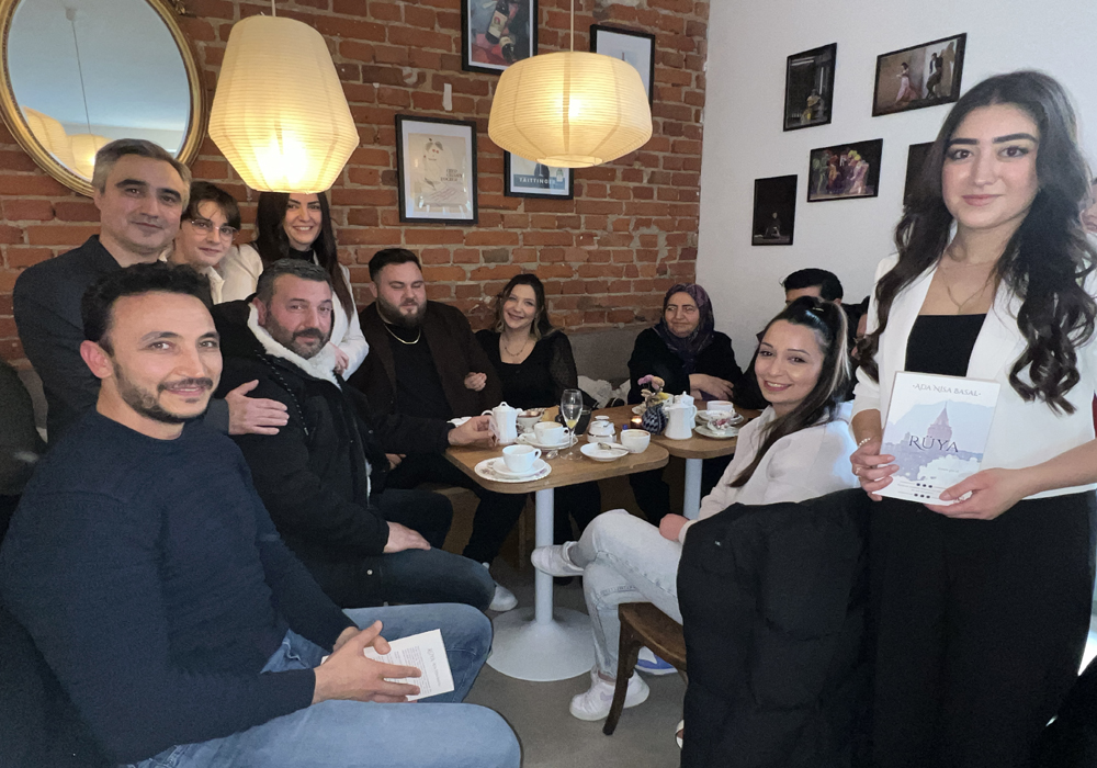 Önce kitabını tanıttı sonra kemaı ile konser verdi