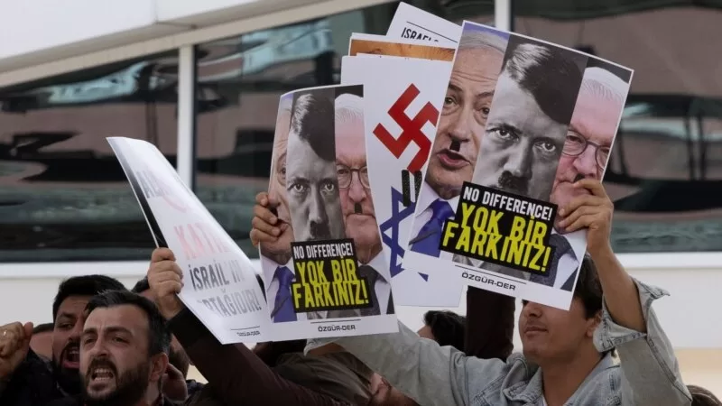50 gösterici Almanya’nın politikasını protesto etti