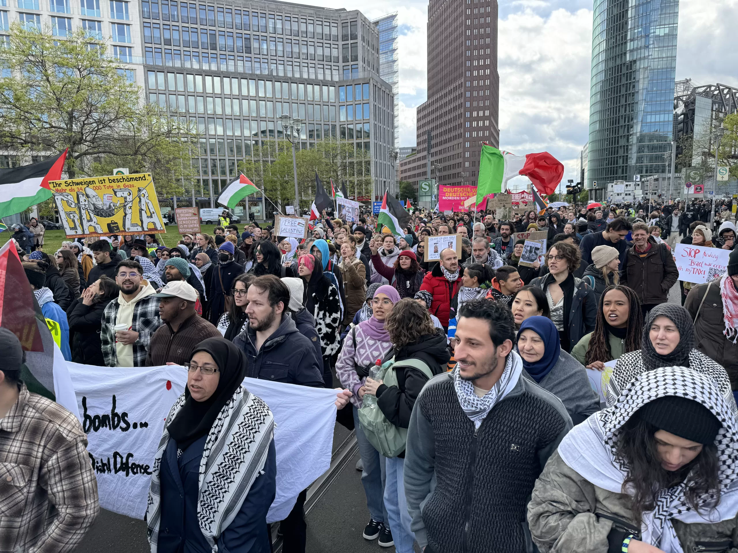 Berlin'de, Almanya'nın İsrail'e silah sevkiyatına protesto