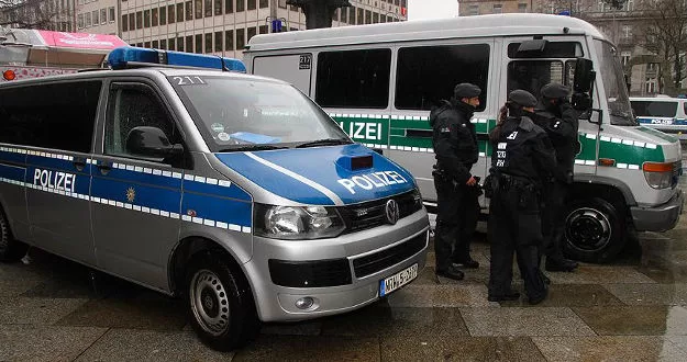 Almanya'da 400'den fazla polis hakkında soruşturma yürütülüyor