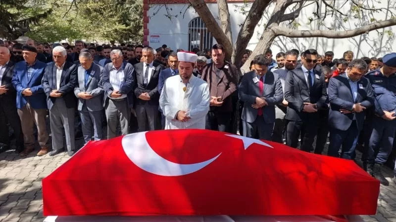 Depremde cenazesi karışan polis memuru 14 ay sonra bir kez daha toprağa verildi