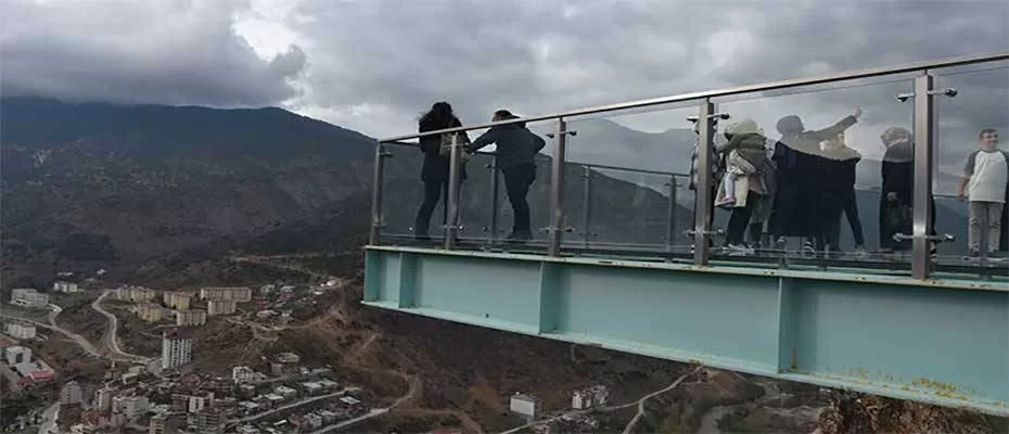 Gümüşhane'deki cam seyir terası turistlerin uğrak noktası oldu
