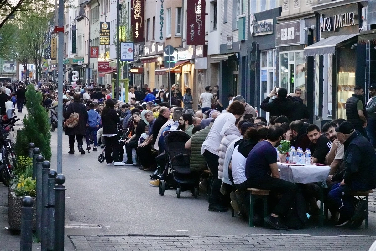 Türkler ve Almanlar Birlikte İftar Yaptı