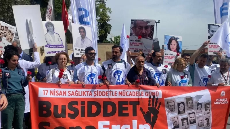 İstanbul’da sağlık çalışanlarından “şiddet” protestosu