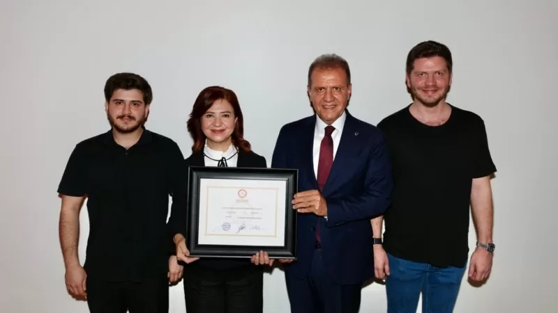 Mersin’de mazbatalarını alan yeni belediye başkanları göreve başladı
