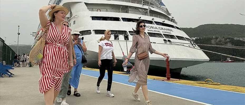 Sezonun ikinci kruvaziyeri 898 yolcusuyla Amasra Limanı'na yanaştı