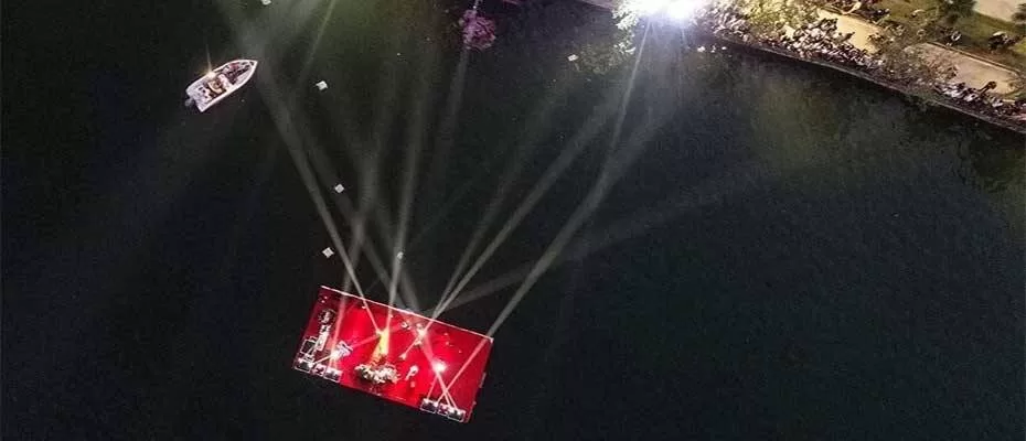 Uluslararası Portakal Çiçeği Karnavalı'nda Seyhan Nehri üzerinde konser