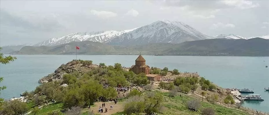 Van'da 2nci Akdamar Adası Badem Çiçeği Festivali düzenlendi