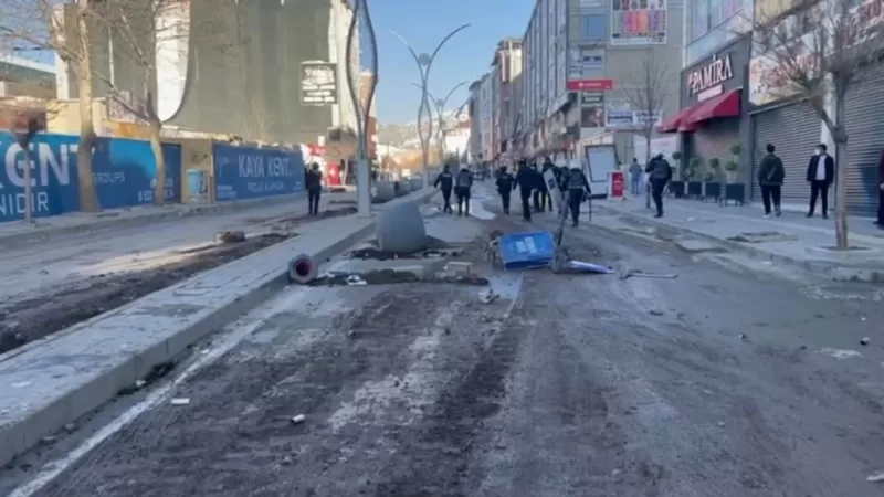 Van’da gösteri ve toplantılar yasaklandı, kente giriş çıkış kısıtlandı