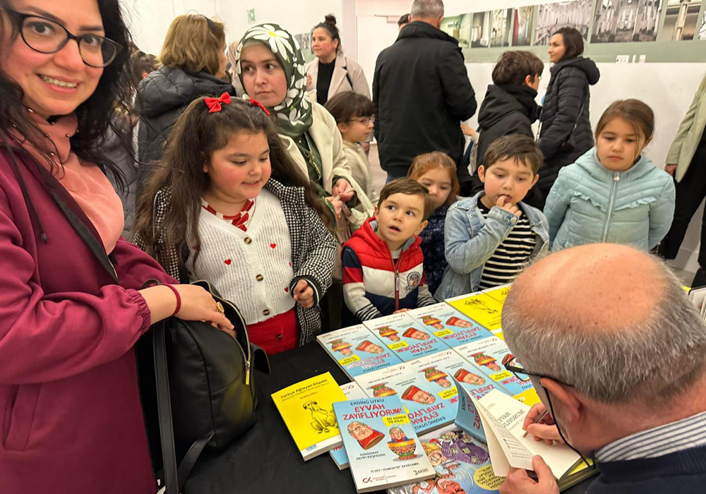 BİNFİKİR ÇOCUK TİYATROSU GÖÇÜN 60. YILINI SAHNEDEN MEDDAH İLE SELAMLADI
