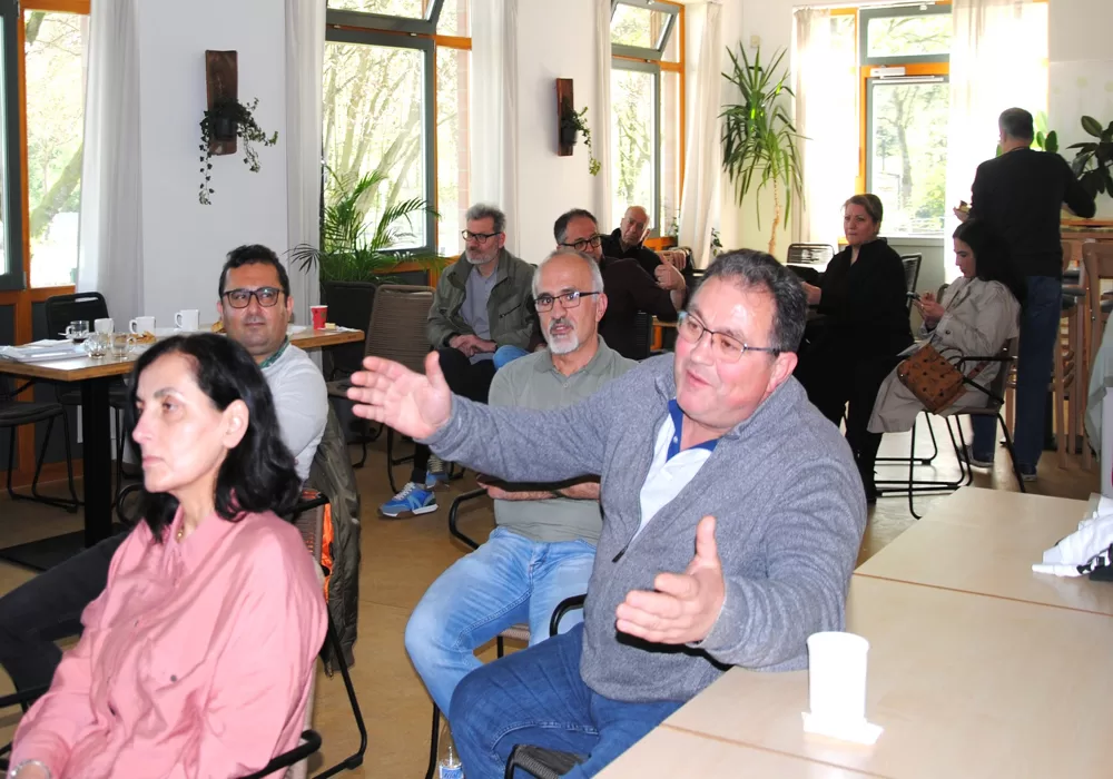Behçet Algan`dan BAKM`de keyifli sohbet toplantısı