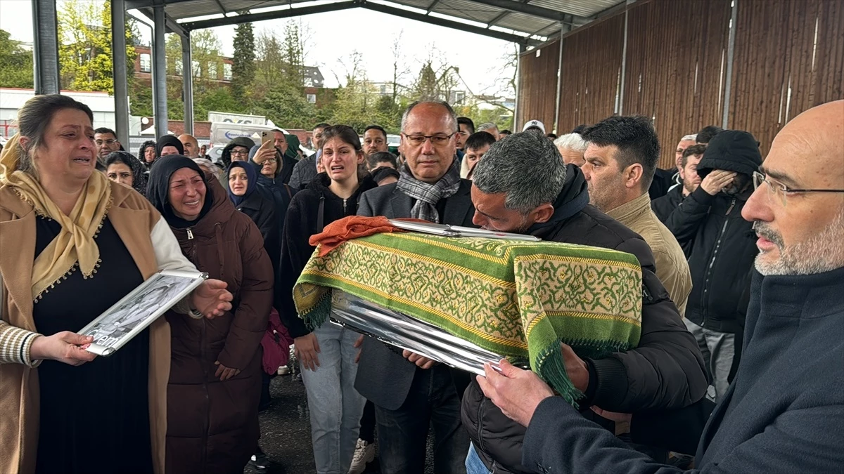 Almanya`da yangında ölen 4 kişilik ailenin cenaze namazı kılındı