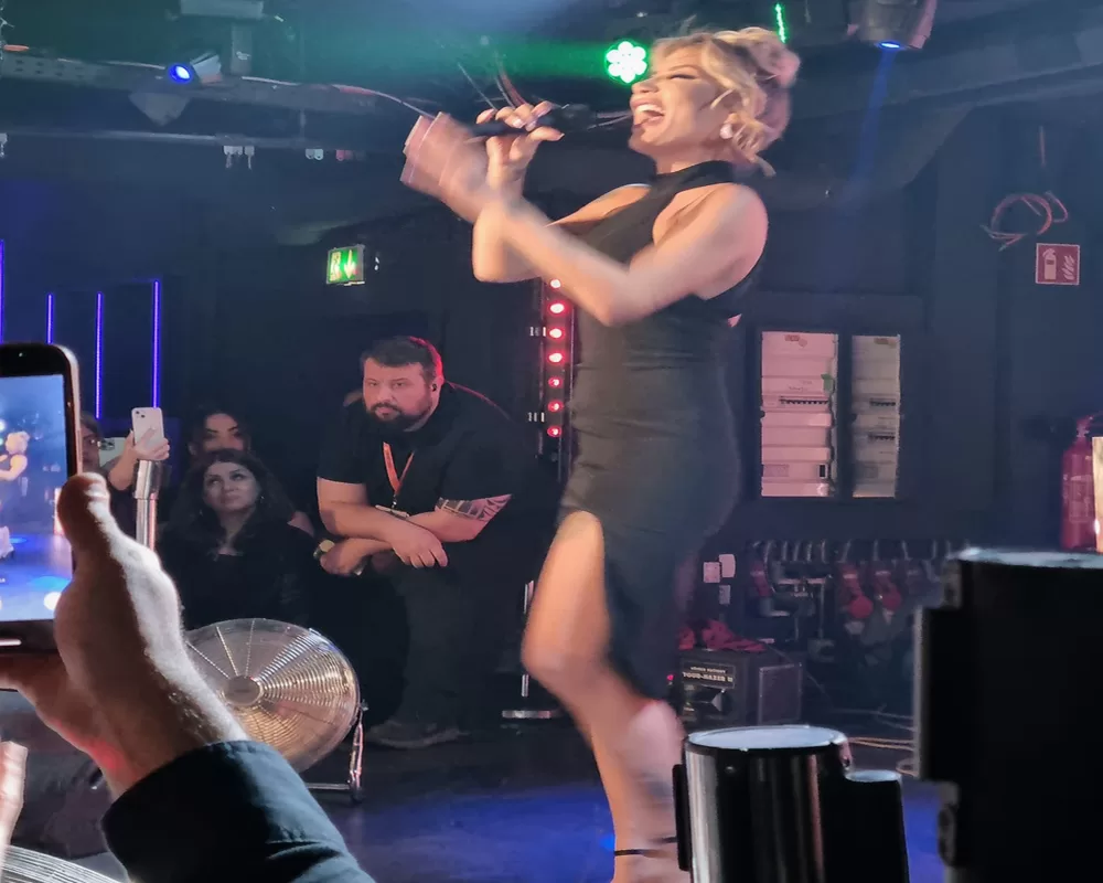 İrem Derici Hamburg`u salladı
