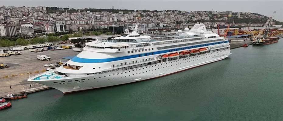 Astoria Grande kruvaziyeri 998 yolcusuyla Samsun Limanı'na demirledi