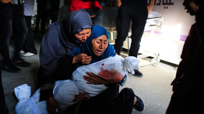 Filistinli sağlık yetkililerine göre İsrail Refah’ta yerlerinden edilenlerin kaldığı kampı vurdu: En az 35 ölü