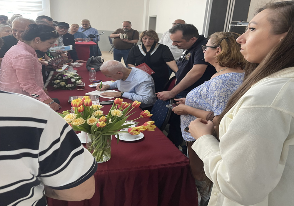 Merdan Yanardağ Almanya`da büyük ilgi gördü