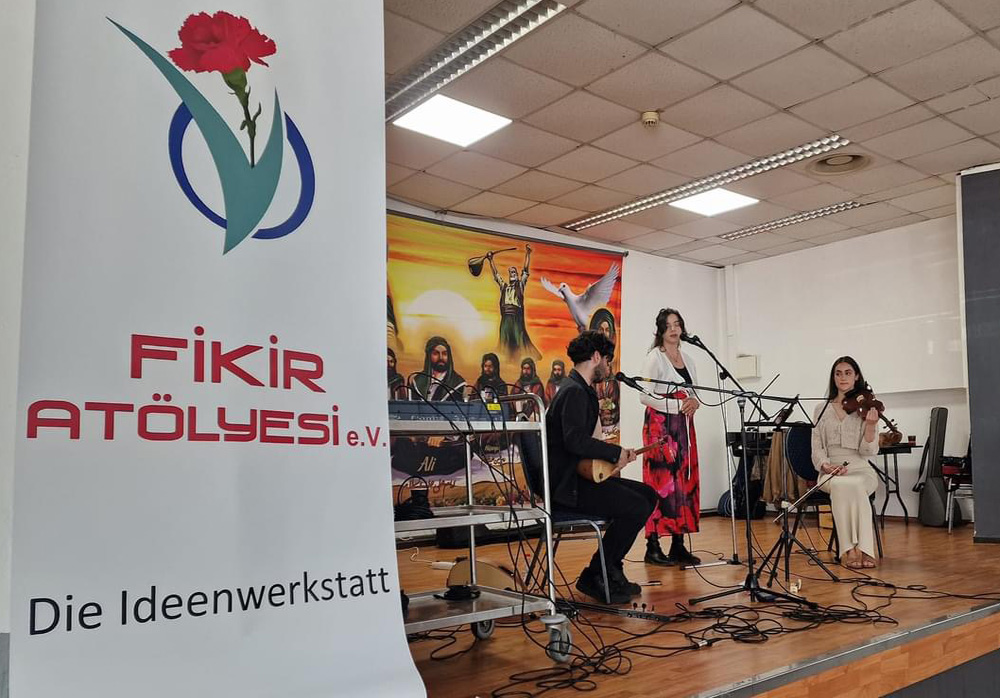Merdan Yanardağ Almanya`da büyük ilgi gördü