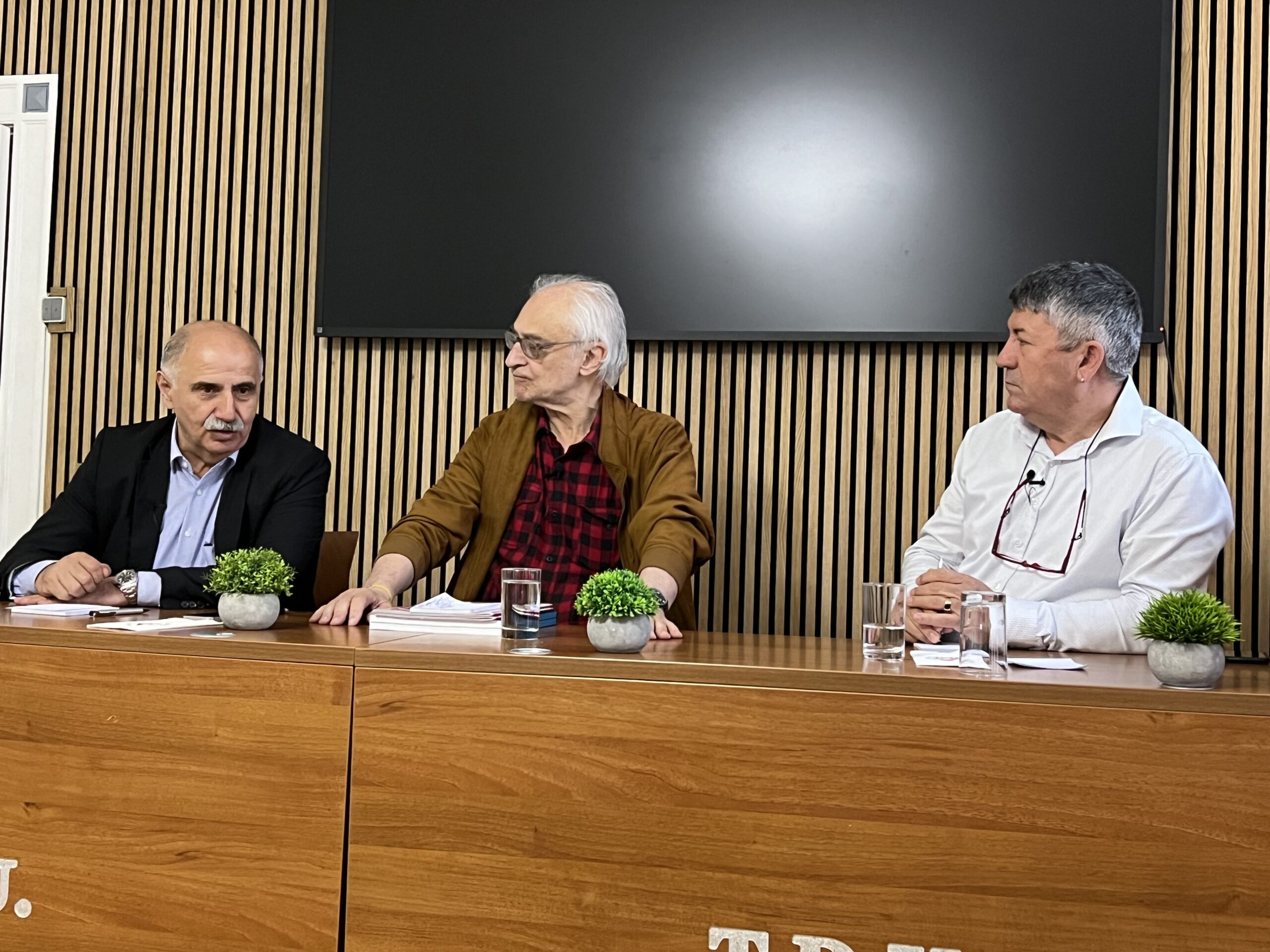 “Türkler yıkılan Berlin Duvarı`nın altında kaldı”
