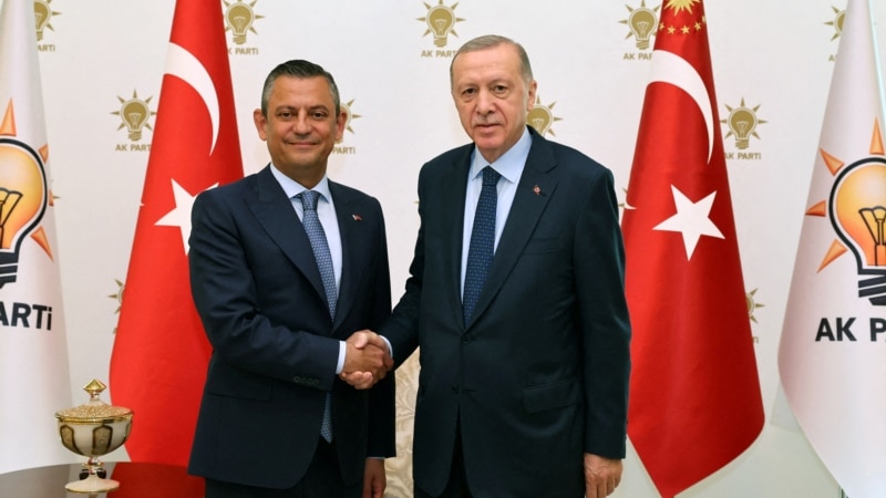 Reuters’a konuşan CHP Lideri Özgür Özel yeni anayasa görüşmelerine soğuk baktığının mesajını verdi