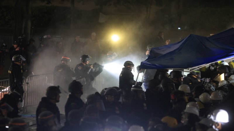 UCLA'da polis Filistin destekçisi protestocuların kampını dağıtmak için müdahaleye başladı
